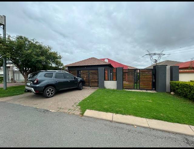 3 BEDROOM HOUSE FOR SALE IN BLUE HILLS